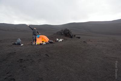 Палатка на вулканическом пепле