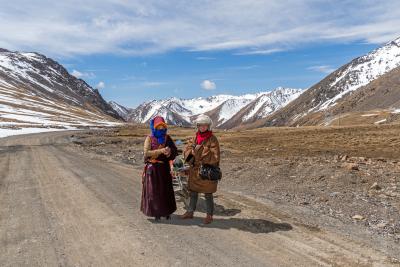 Тибетская семья на мотоцикле