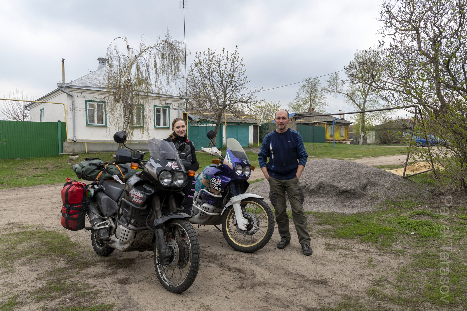 В Павловске встретили местного Африковода Саню - он очень помог, разбил ветровое, помог заштопать проволокой!